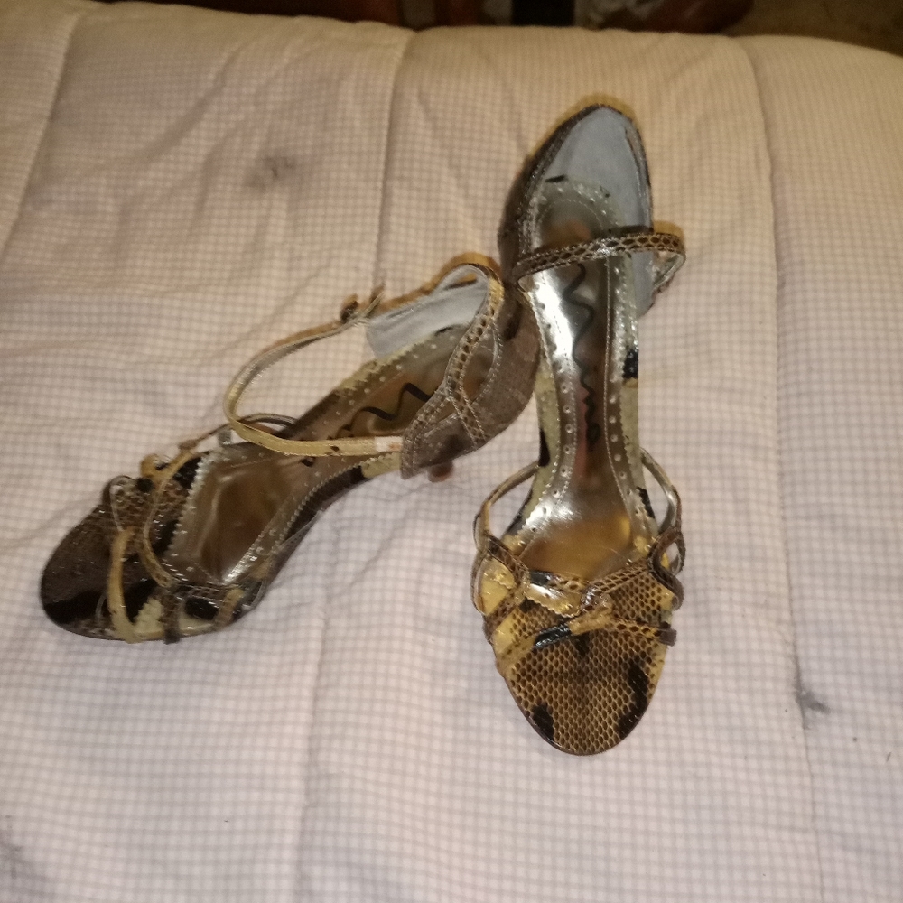 Woman's size 5 1/2 genuine leather sole heel